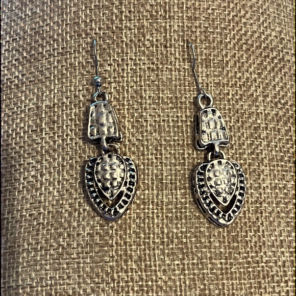 Earrings - Picture 1 of 2